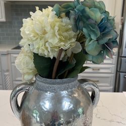 Pottery barn Case And Flowers