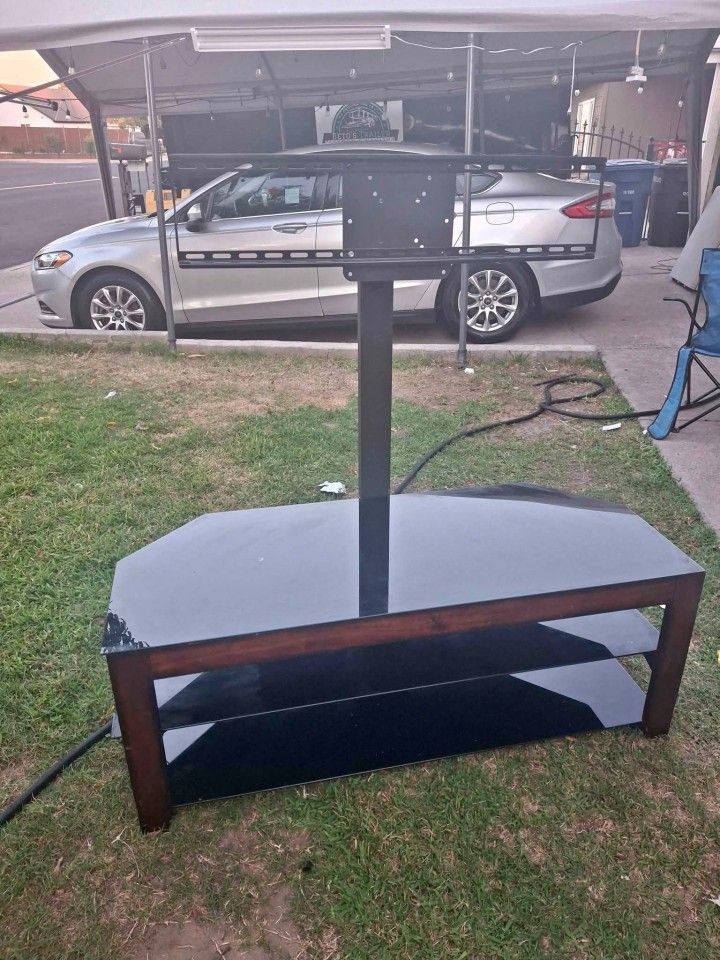 TV STAND IN GREAT SHAPE