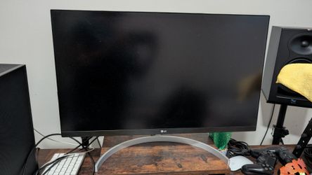 LG Monitor with Silver Stand 27"