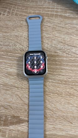 Apple watch series 8 gps, like new with original box, original band never open plus exta 3 covers and band