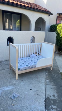 Baby Crib with Toddler Bed Conversion beautiful style very clean nice color mattress included