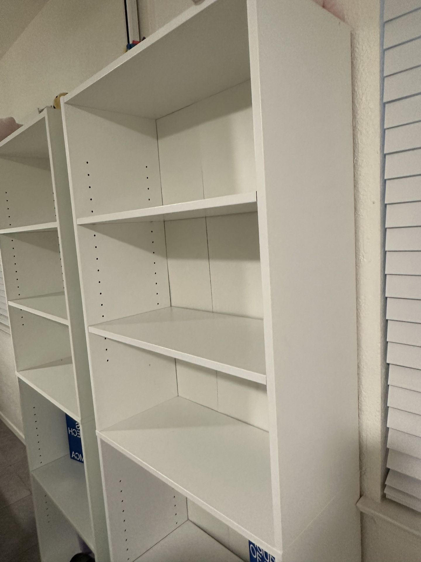 Hi everybody we have this bookcase 71 in. Black 5-Shelf Basic Bookcase with Adjustable Shelves We locate in hesperia we take Zelle cash