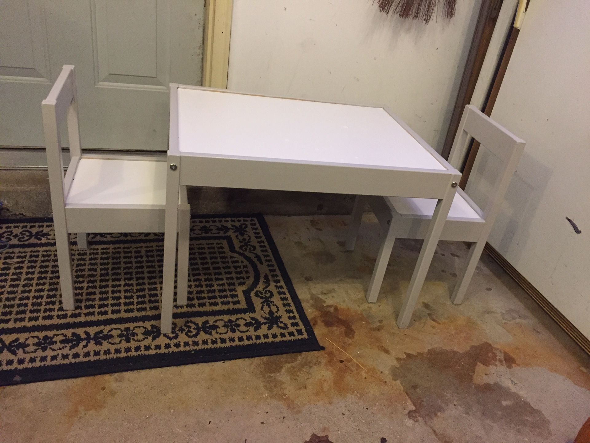 Kids table and chairs