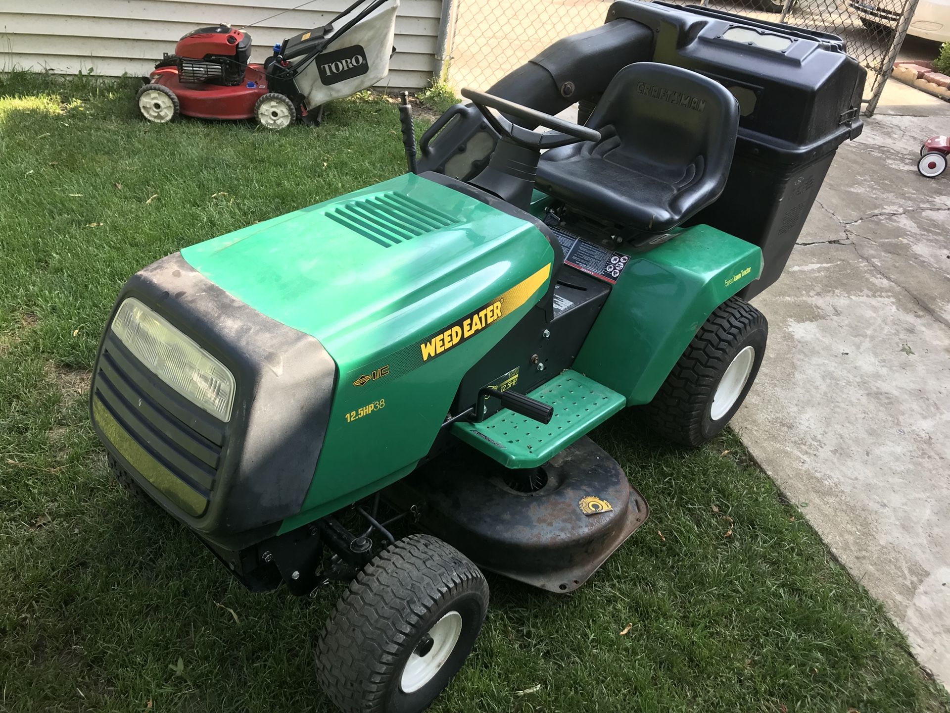 Weed eater riding Mower with bagger system 12.5 hp 38 for Sale in