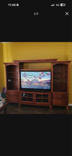 Entertainment Center With Lights/glass Shelves