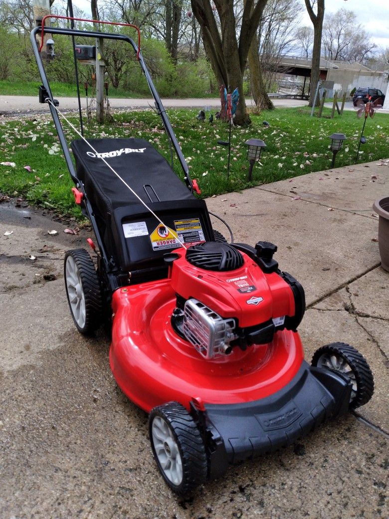 LIKE-NEW Troy-Bilt 21" Inch Push Lawnmower W/Bag And High Rear Wheels