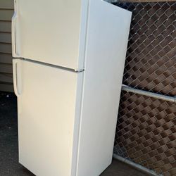 refrigerator in excellent condition🧊