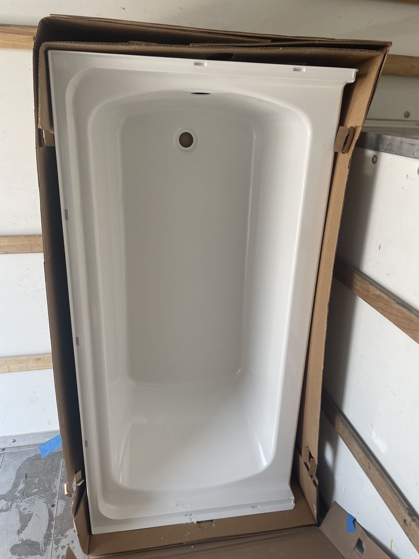 STERLING 60 in. x 30 in. Soaking Bathtub with Right Drain in White