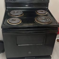 GE - 30 Inch Electric Range In Mint Condition 