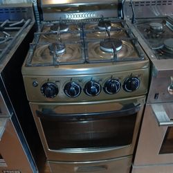 20 And 24 Stove And Refrigerator 
