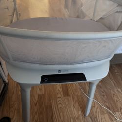 4 Moms Bassinet 