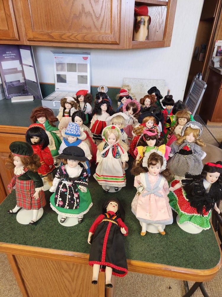 VINTAGE DANBURY MINT DOLLS OF THE WORLD $10 EACH OR 3 FOR $ 25