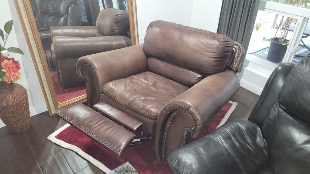 Super Soft Large Faux Leather Recliner Chair Rocer / Recliner Price Is Firm Cash Only Must Pick Up No Delivery