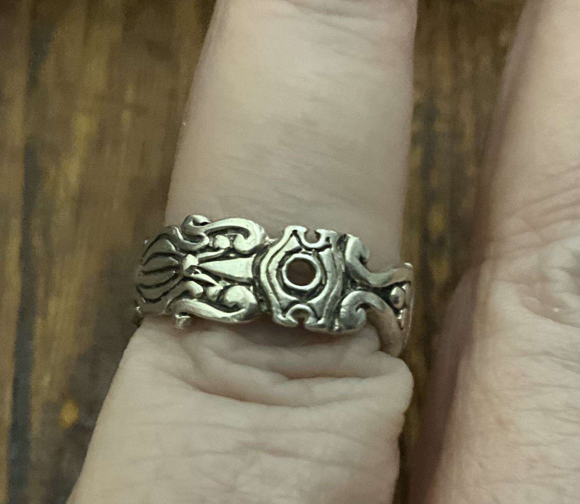 Sterling silver band Ring with Open work design size 6