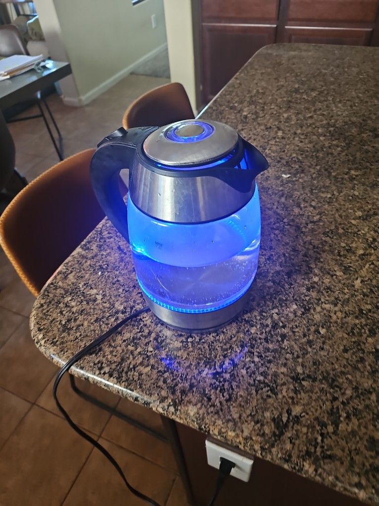 Chefman 1.8L 1100 Electric Kettle