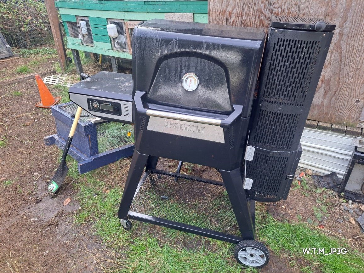 Masterbuilt Gravity Series 560 Digital Charcoal Grill & Smoker