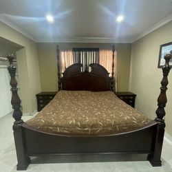 KING SIZE BED ROOM SET.  KINCAID FURNITURE Cherry Wood Tradicional. Bed, 2 Nightstands, Dresser With Trifold Mirror, Mattress. 