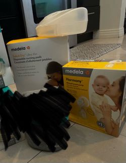 Medela manual breast pump and disposable nursing pads