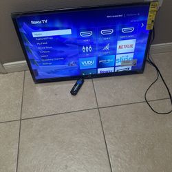 LIKE NEW JVC 32” ROKU TV  LT -MAW 205 W/REMOTE