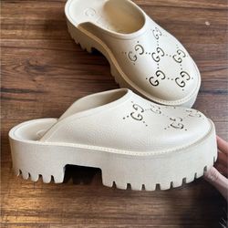 (GUCCI )Rubber Lasercut Accents Mules