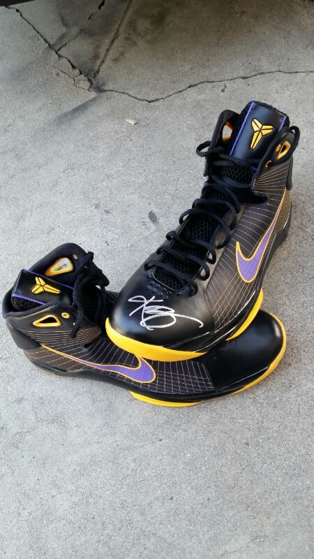 Kobe Bryant Autographed Signed Shoes JSA COA
