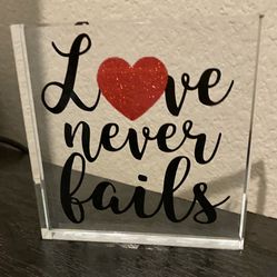 New Beautiful Love Never Fails Glass Decor Perfect For Valentines ❤️ 🌹 