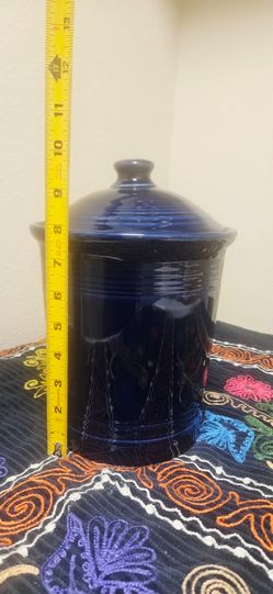 Fiesta Ware Canister / Cookie Jar – Cobalt Blue – Made in USABeautiful vintage-style Fiesta ceramic canister with lid.
Made in USA. Great condition. P