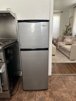 4ft Mini Fridge (Magic Chef)