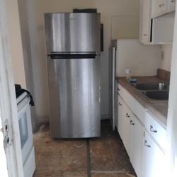 Whirlpool Stove And Fridge 