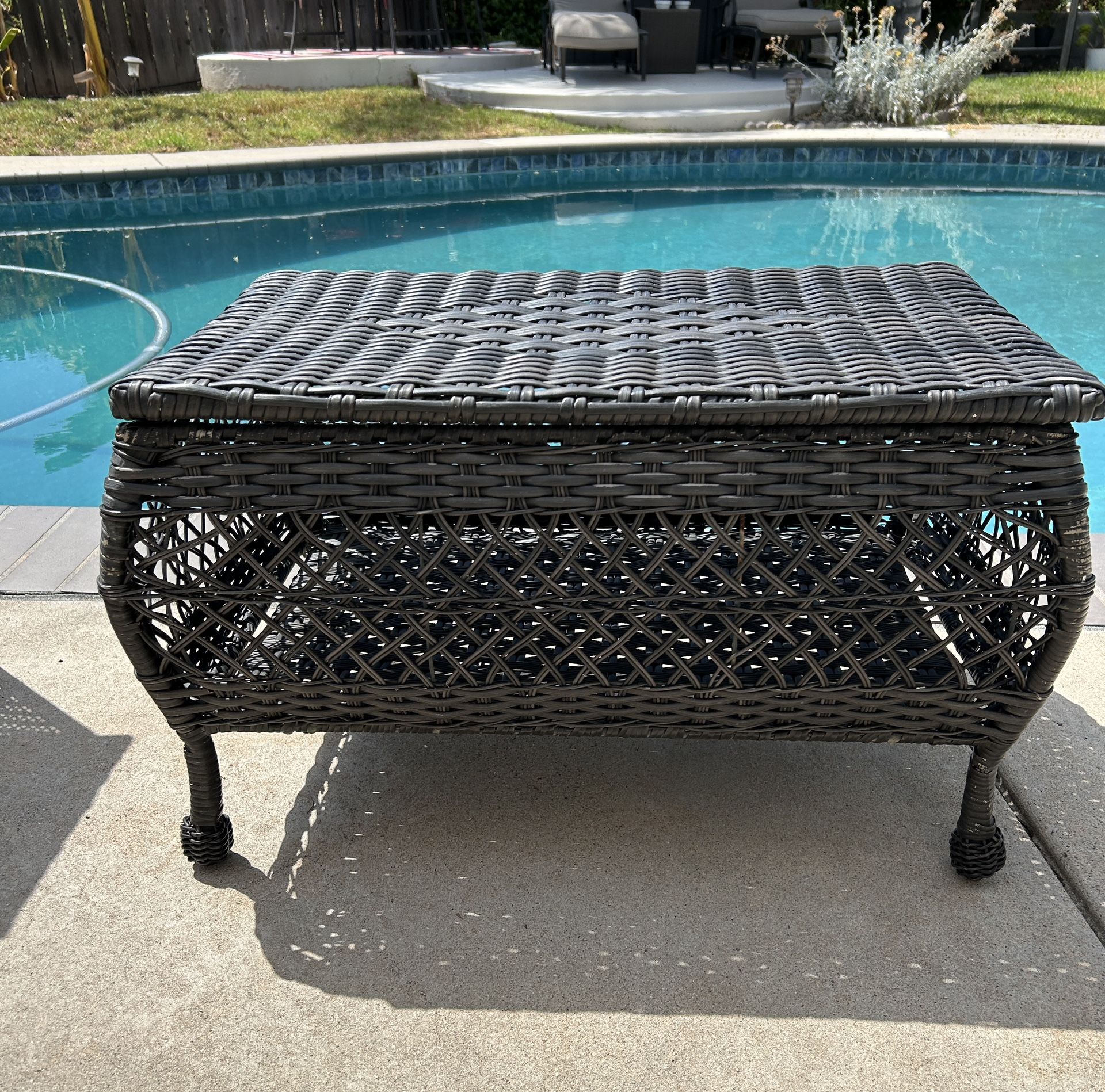 Outdoor Patio Furniture, Coffee Table/Storage for Sale in Santee, CA