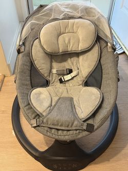Baby swing chair w remote control (good as new)