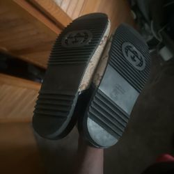 SIZE 8 GUCCI SLIPPERS