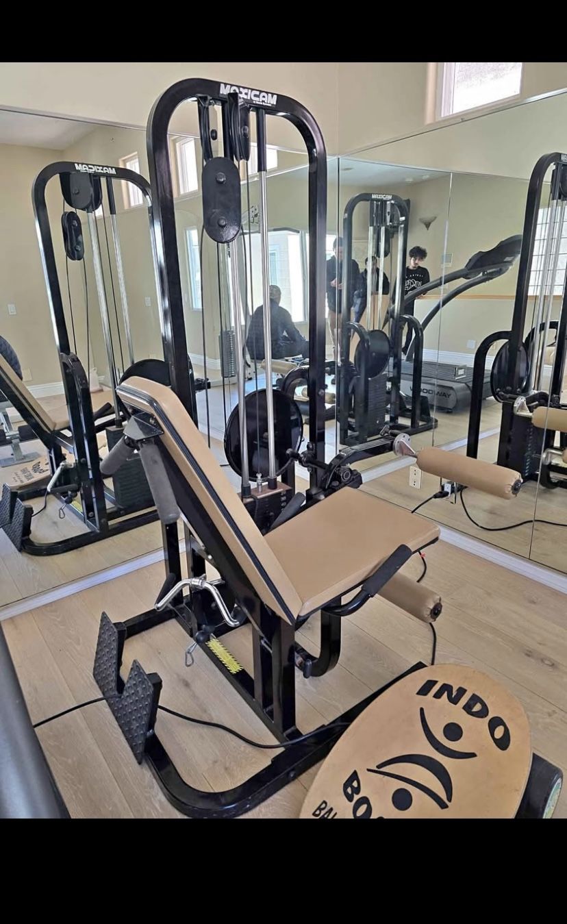 Maxicam Leg Extension, Prone Leg Curl, Seated Row Combo Workout Fitness Weight Machine