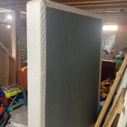 Queen Size Mattress box - Like New 