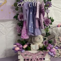 Babyshower Gift Crate Closet