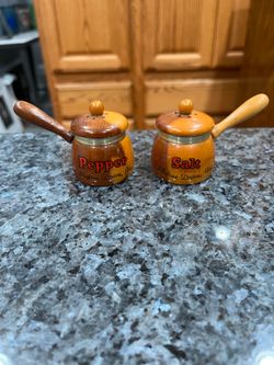 Vintage Wood Souvenir Skyline Dr, Va pair of salt and pepper shakers no stoppers.  Never used .  Size appropriately 2 inches tall.