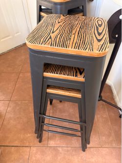 2 bar stools