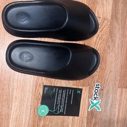 Adidas Yeezy slides black