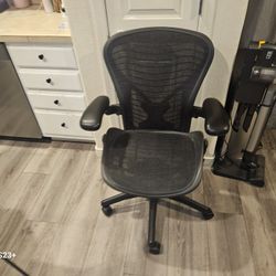 herman miller aeron b office/task chair with tuxedo mess and  lumbar