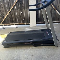 Treadmill that can rise and decline