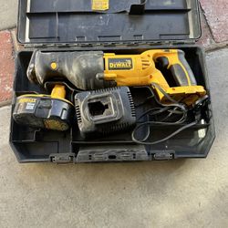 DEWALT SAW 