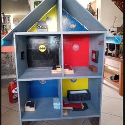 SUPERHERO ACTION FIGURES PLAYHOUSE. EXTRA LARGE 5 FT TALL 3 1/2/ FT WIDE. 