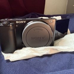 SONY ZVE10 ll MIRRORLESS CAMERA(Read Description)