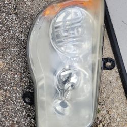 2009 Chrysler Town & Country - Headlight - Passenger Side

