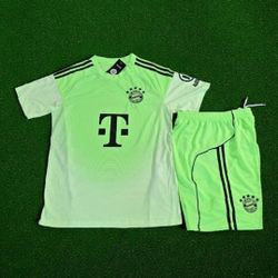 Bayern Munich Men's Soccer Uniform. Medium.