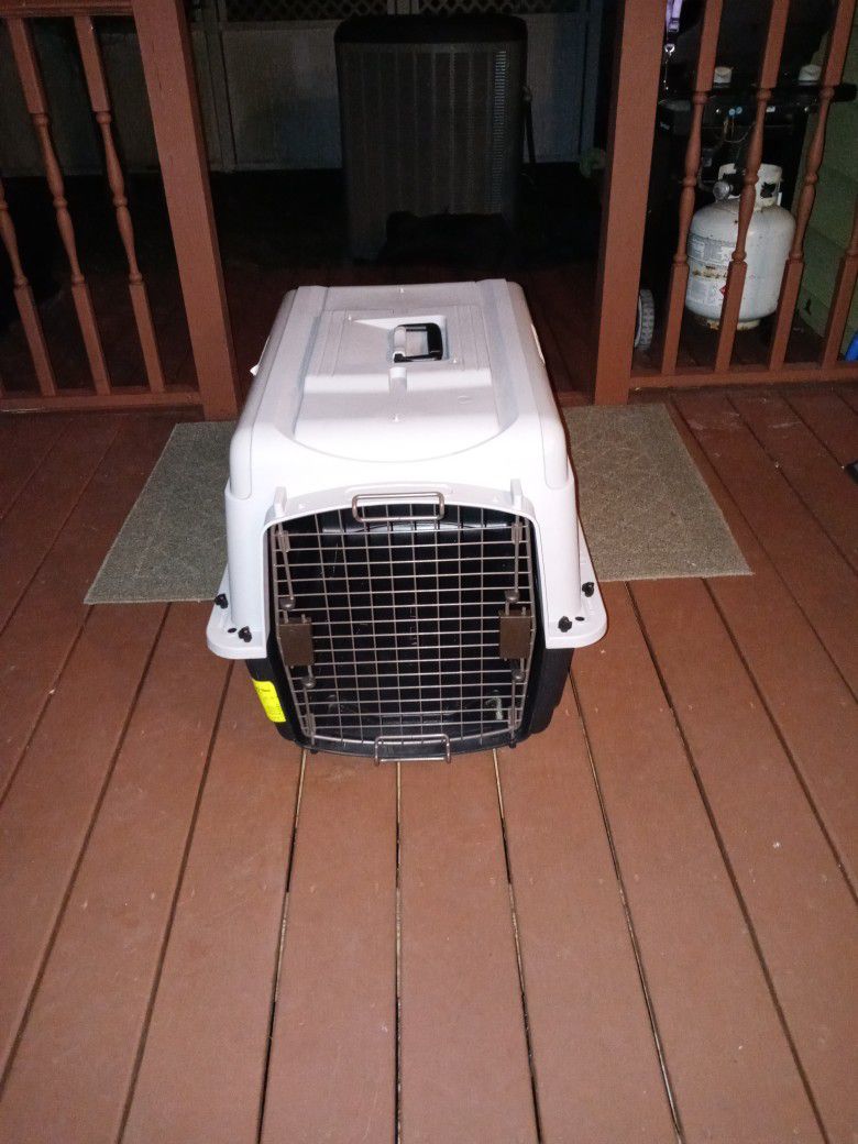 Dog Kennel 25X20X20 Like New Only 2 Months Old!