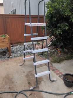 Above Ground Pool ladder made for 52 in or smaller pools