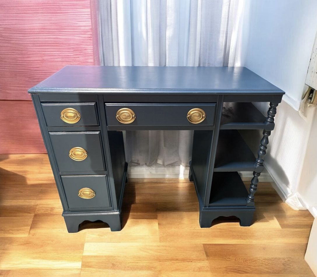 Adorable Vintage Desk/ Vanity With Shelf’s