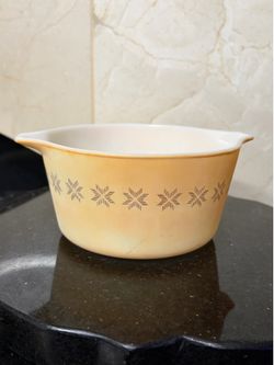 Pyrex yellow town & country casserole bowl