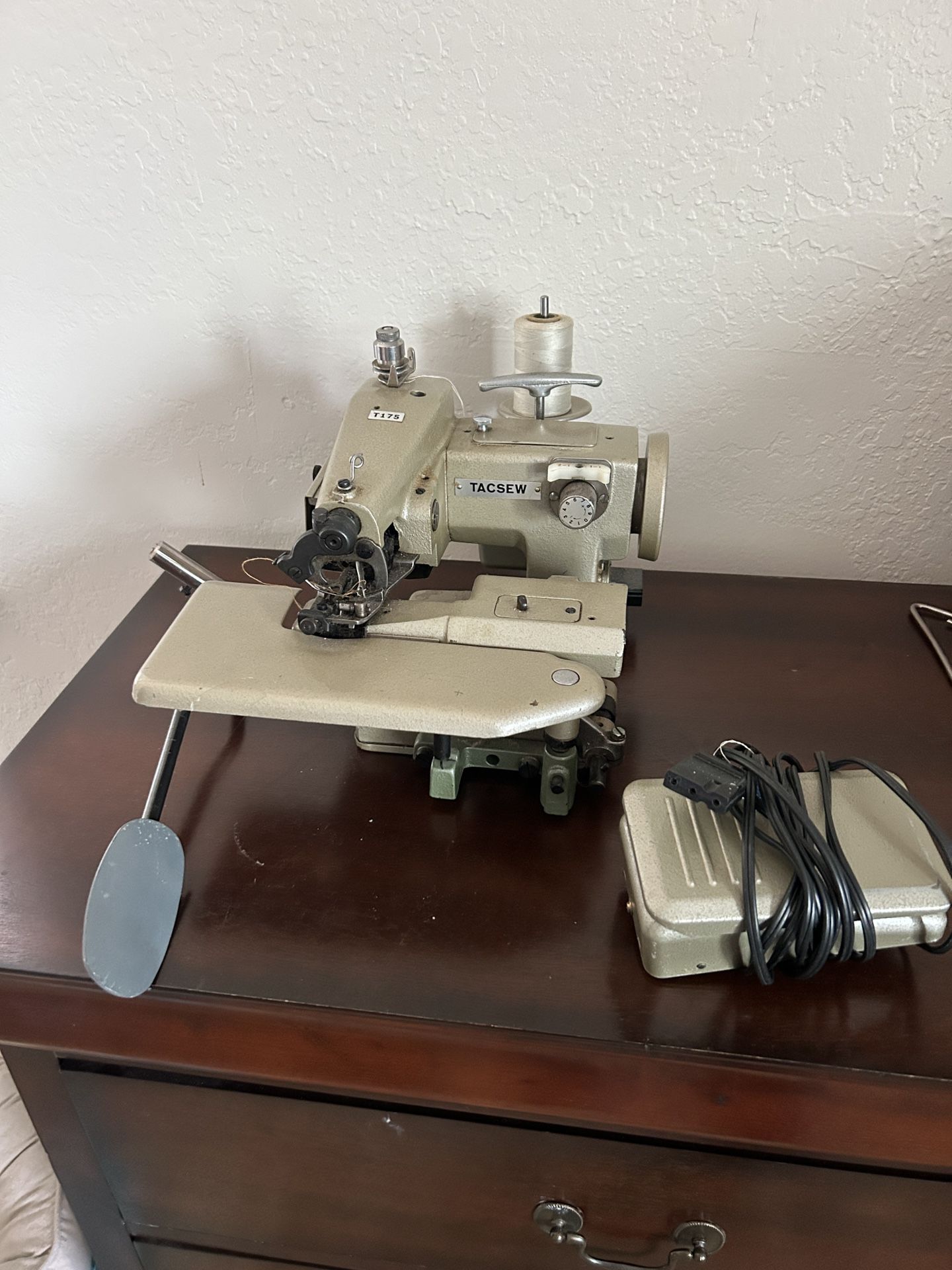 Consew Blindstich Sewing Machine 